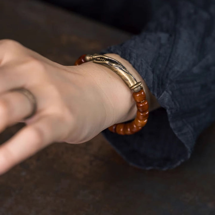 Bracelet de force avec pendentif cône en cuivre et perles en Buddha Stones