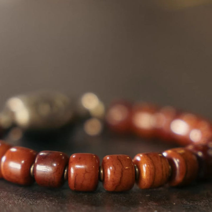 Bracelet de force avec pendentif en forme de cône en cuivre en forme de Dzi en Buddha Stones