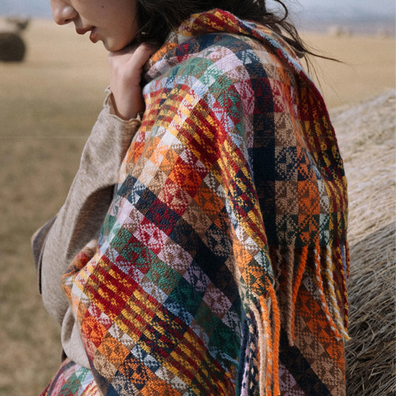 Écharpe douce à rayures colorées et pompons en Buddha Stones tibétaines pour l'automne et l'hiver
