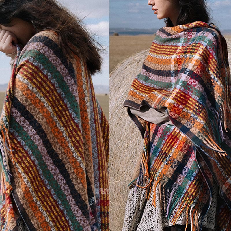 Écharpe douce à rayures colorées et pompons en Buddha Stones tibétaines pour l'automne et l'hiver