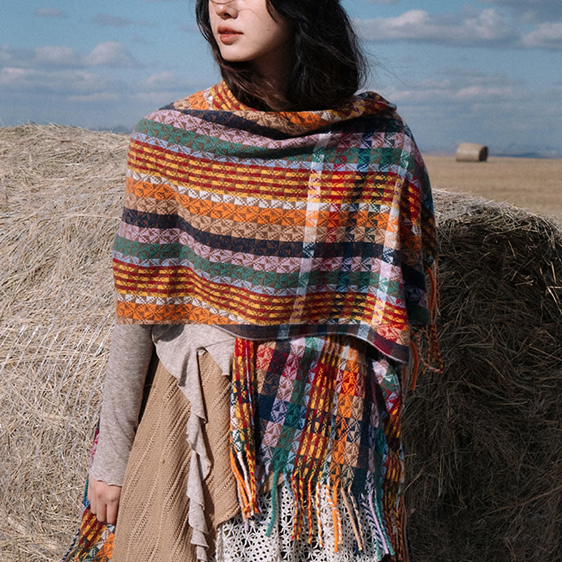 Écharpe douce à rayures colorées et pompons en Buddha Stones tibétaines pour l'automne et l'hiver