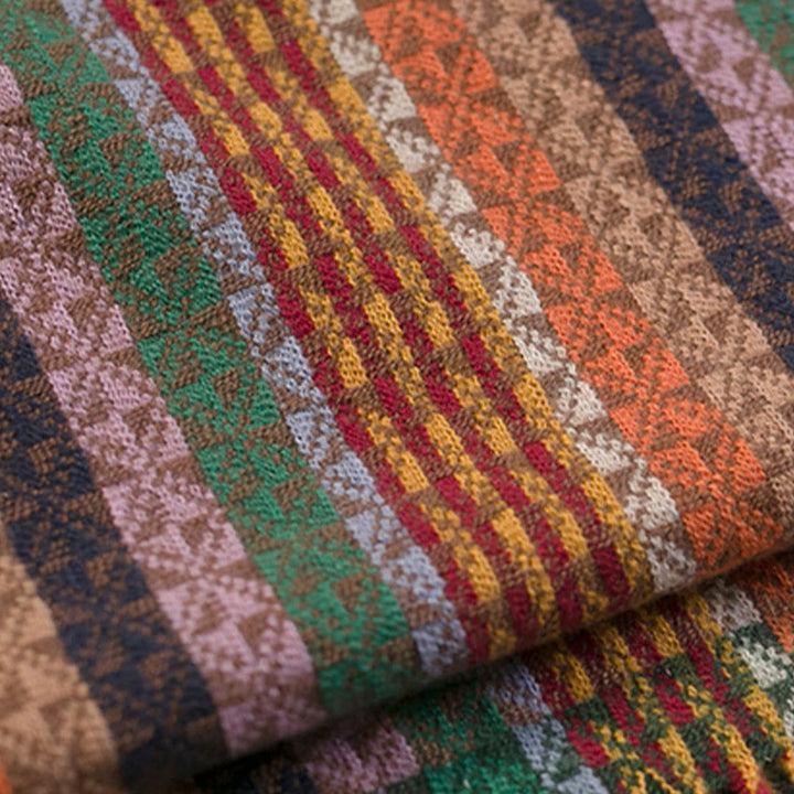 Écharpe douce à rayures colorées et pompons en Buddha Stones tibétaines pour l'automne et l'hiver
