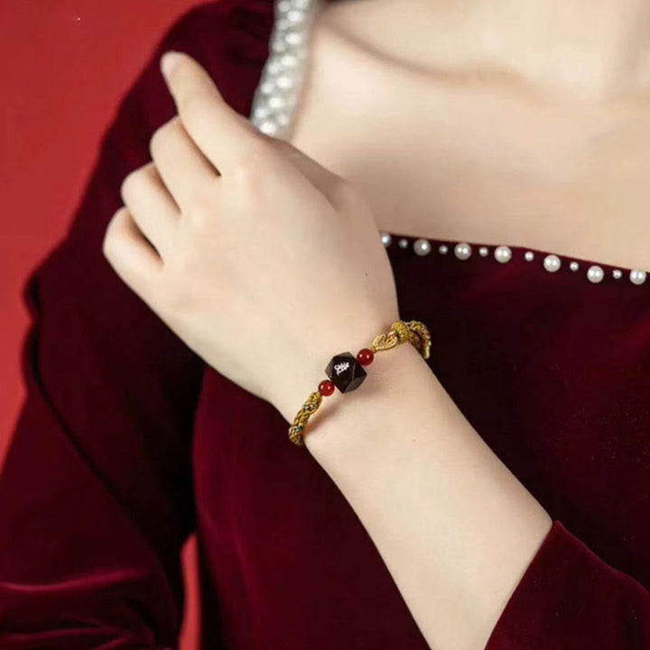 Buddha Stones Zodiaque chinois Bouddha natal Petite feuille Bois de santal rouge Bracelet de protection en fil rouge