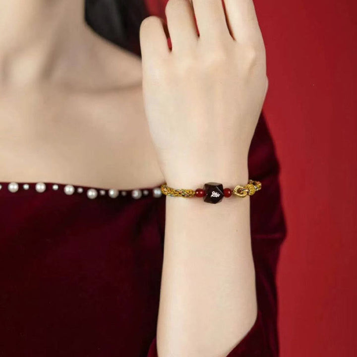 Buddha Stones Zodiaque chinois Bouddha natal Petite feuille Bois de santal rouge Bracelet de protection en fil rouge