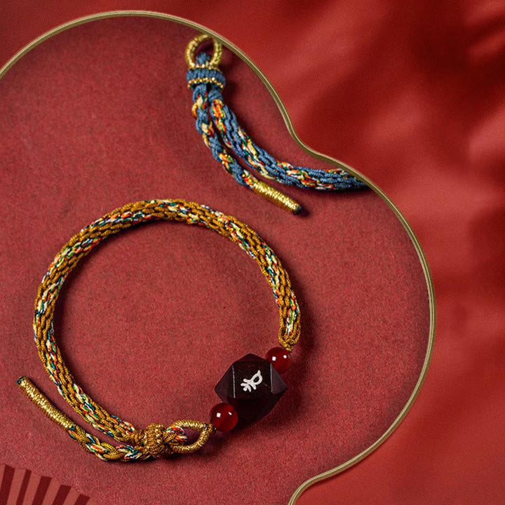 Buddha Stones Zodiaque chinois Bouddha natal Petite feuille Bois de santal rouge Bracelet de protection en fil rouge
