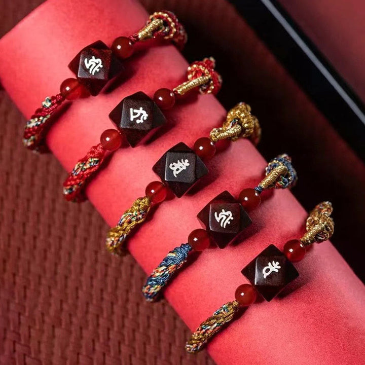Buddha Stones Zodiaque chinois Bouddha natal Petite feuille Bois de santal rouge Bracelet de protection en fil rouge