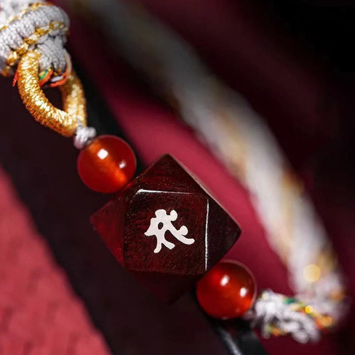 Buddha Stones Zodiaque chinois Bouddha natal Petite feuille Bois de santal rouge Bracelet de protection en fil rouge