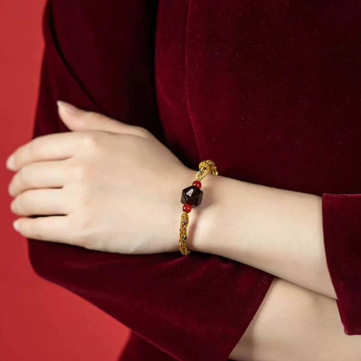 Buddha Stones Zodiaque chinois Bouddha natal Petite feuille Bois de santal rouge Bracelet de protection en fil rouge