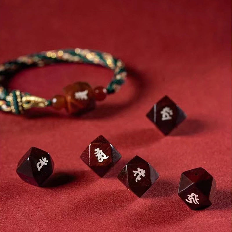 Buddha Stones Zodiaque chinois Bouddha natal Petite feuille Bois de santal rouge Bracelet de protection en fil rouge