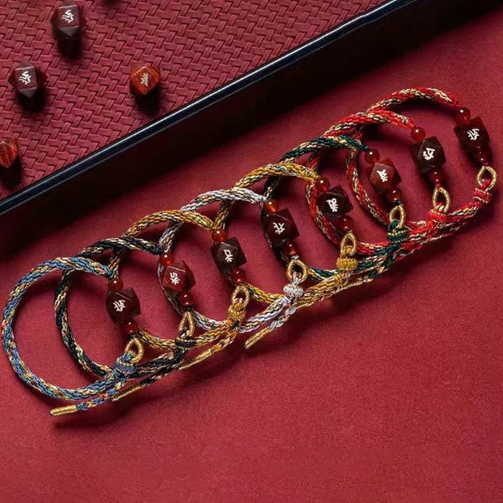 Buddha Stones Zodiaque chinois Bouddha natal Petite feuille Bois de santal rouge Bracelet de protection en fil rouge
