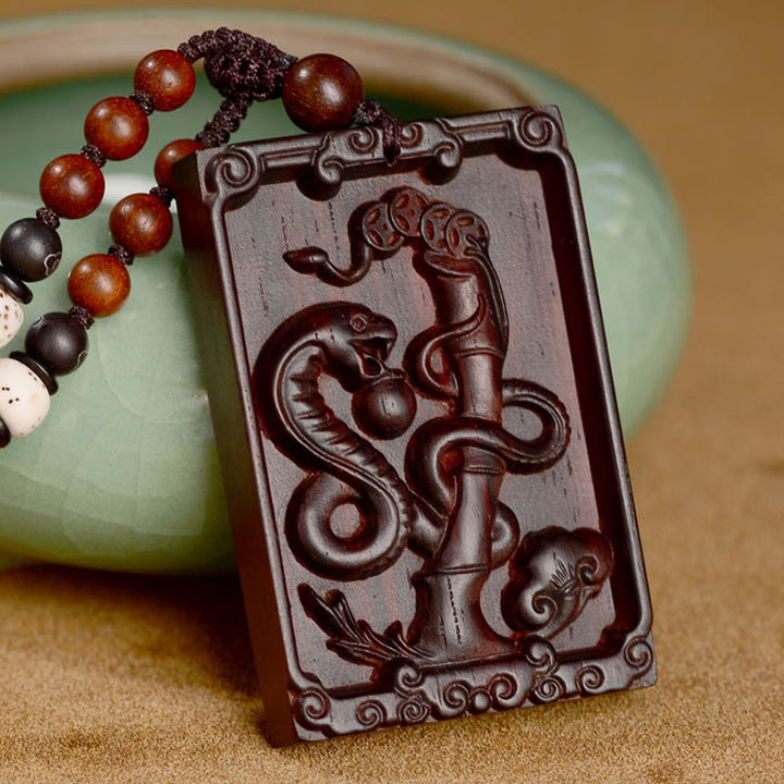 Collier pendentif calme en bois de santal rouge avec petites feuilles du zodiaque chinois Buddha Stones