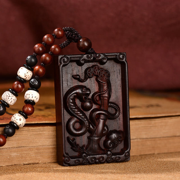 Collier pendentif calme en bois de santal rouge avec petites feuilles du zodiaque chinois Buddha Stones