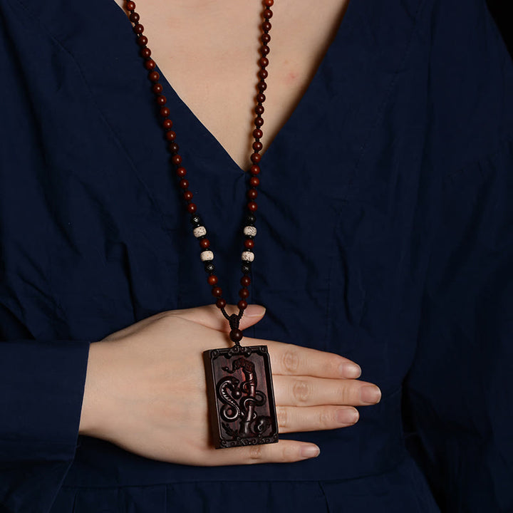 Collier pendentif calme en bois de santal rouge avec petites feuilles du zodiaque chinois Buddha Stones