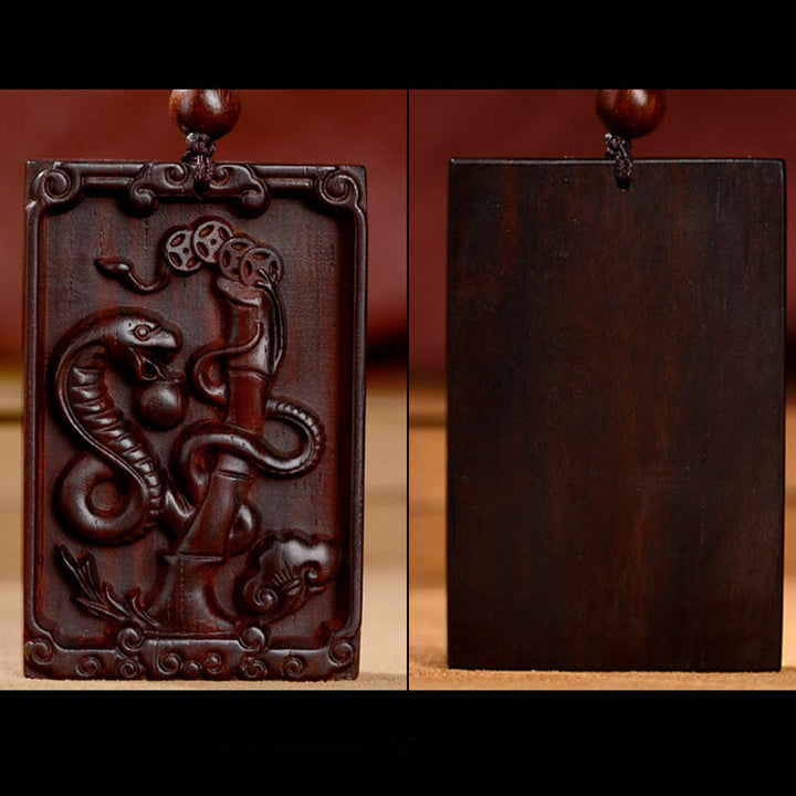 Collier pendentif calme en bois de santal rouge avec petites feuilles du zodiaque chinois Buddha Stones