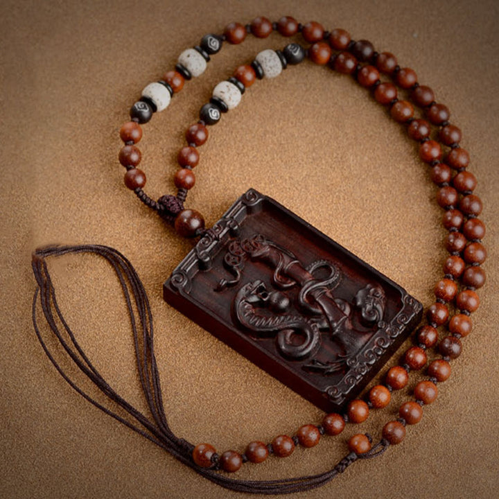 Collier pendentif calme en bois de santal rouge avec petites feuilles du zodiaque chinois Buddha Stones