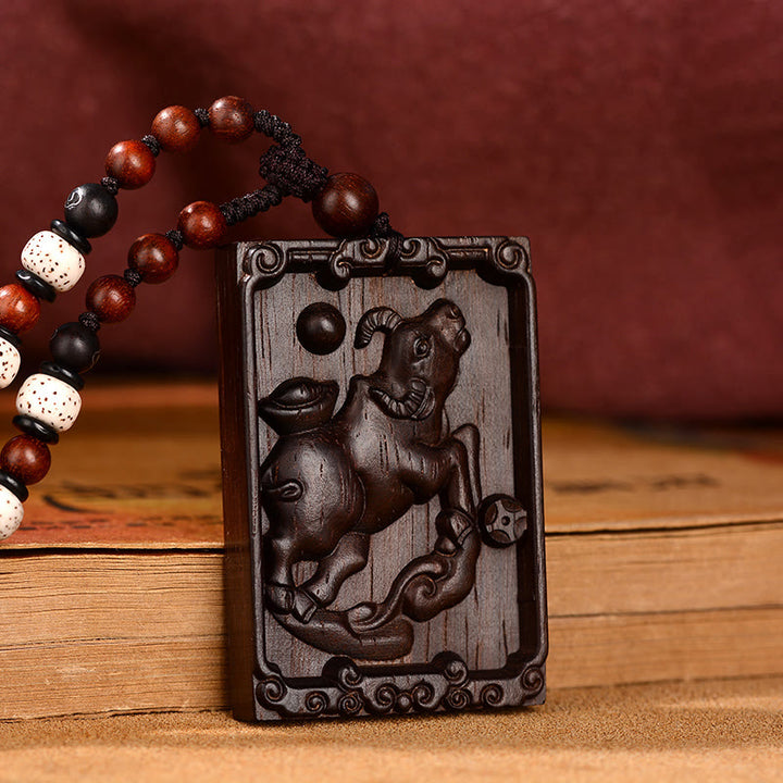 Collier pendentif calme en bois de santal rouge avec petites feuilles du zodiaque chinois Buddha Stones