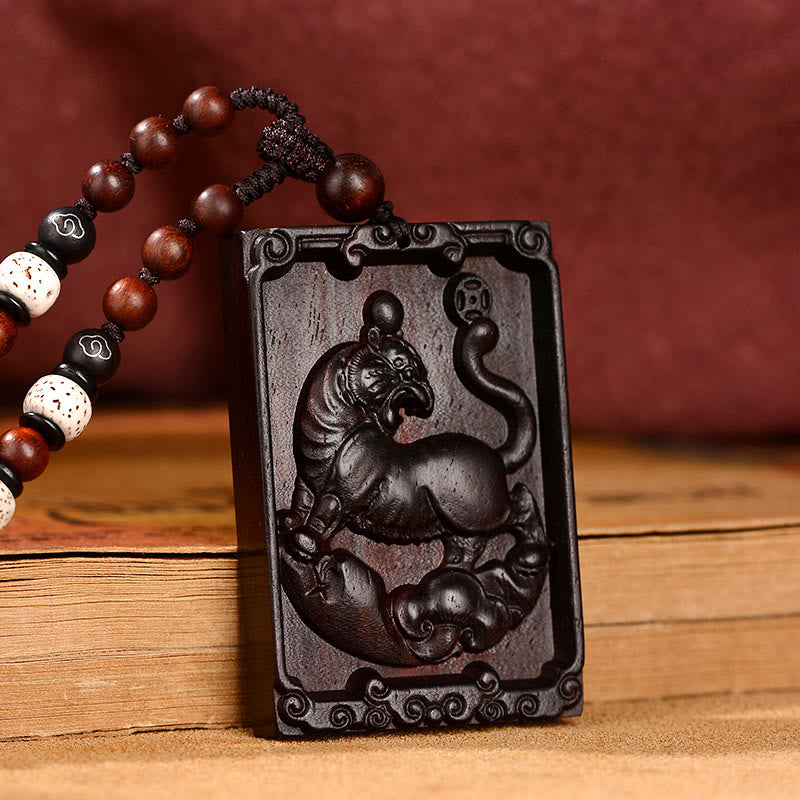 Collier pendentif calme en bois de santal rouge avec petites feuilles du zodiaque chinois Buddha Stones