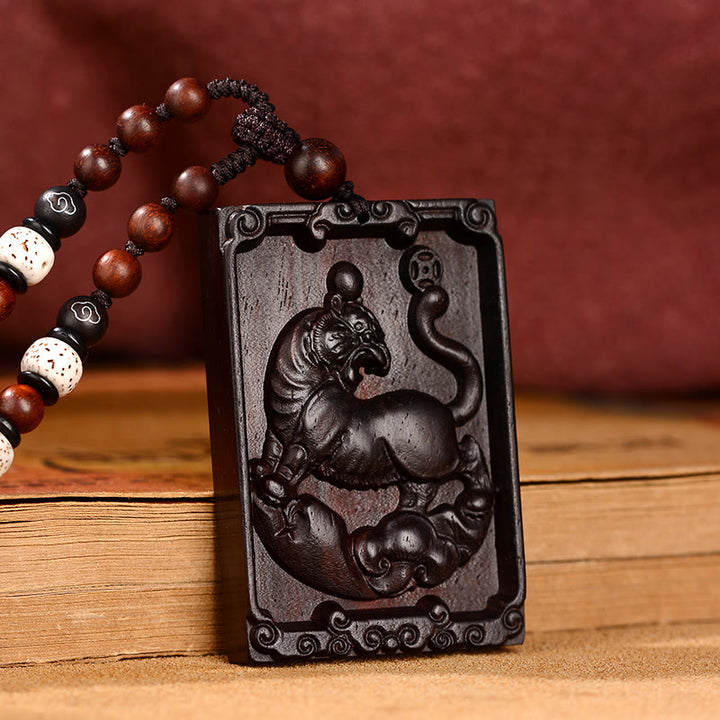Collier pendentif calme en bois de santal rouge avec petites feuilles du zodiaque chinois Buddha Stones