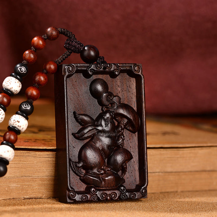 Collier pendentif calme en bois de santal rouge avec petites feuilles du zodiaque chinois Buddha Stones