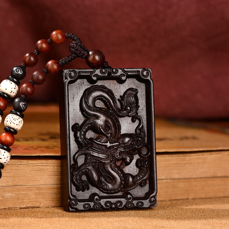 Collier pendentif calme en bois de santal rouge avec petites feuilles du zodiaque chinois Buddha Stones