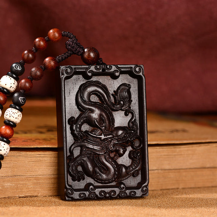Collier pendentif calme en bois de santal rouge avec petites feuilles du zodiaque chinois Buddha Stones