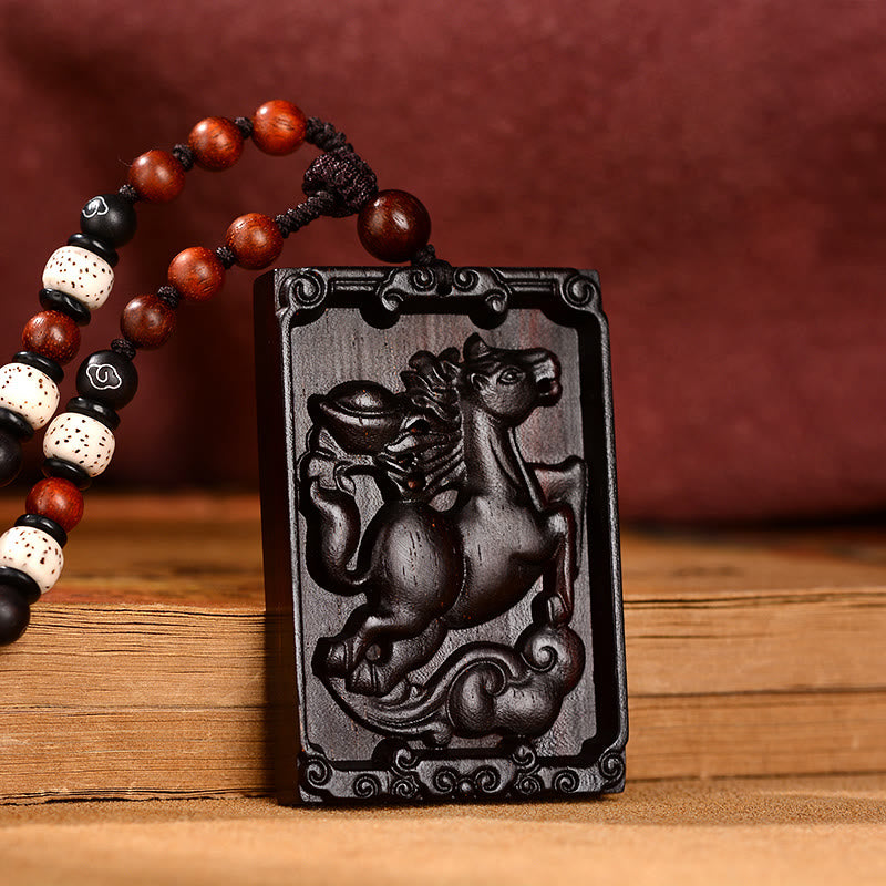 Collier pendentif calme en bois de santal rouge avec petites feuilles du zodiaque chinois Buddha Stones