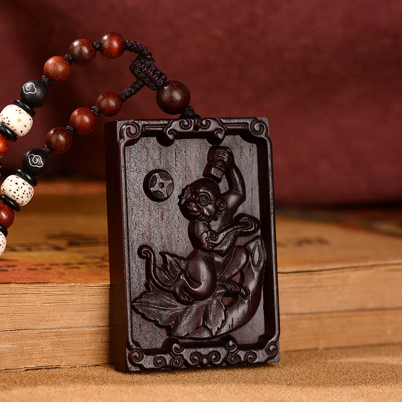 Collier pendentif calme en bois de santal rouge avec petites feuilles du zodiaque chinois Buddha Stones