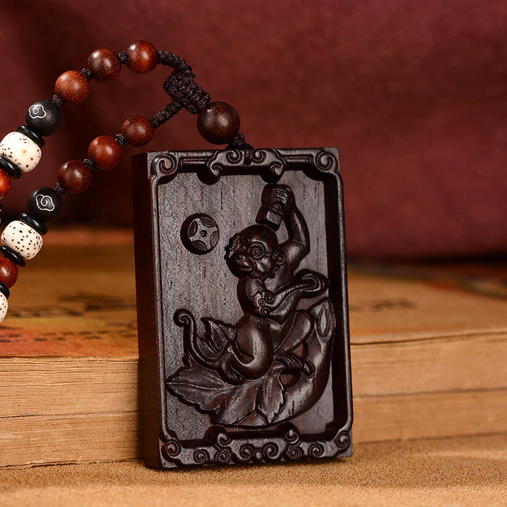 Collier pendentif calme en bois de santal rouge avec petites feuilles du zodiaque chinois Buddha Stones