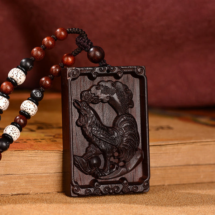 Collier pendentif calme en bois de santal rouge avec petites feuilles du zodiaque chinois Buddha Stones