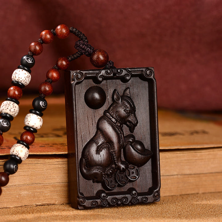Collier pendentif calme en bois de santal rouge avec petites feuilles du zodiaque chinois Buddha Stones