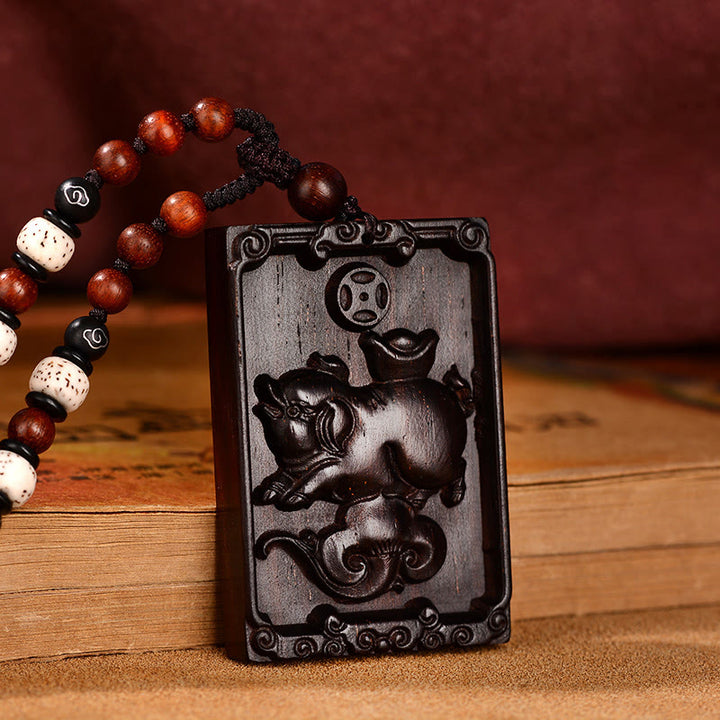 Collier pendentif calme en bois de santal rouge avec petites feuilles du zodiaque chinois Buddha Stones