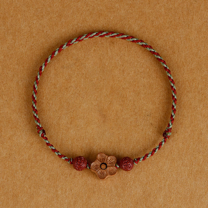 Bracelet de cheville en bois de pêcher et petites fleurs de pêcher en cinabre avec Buddha Stones