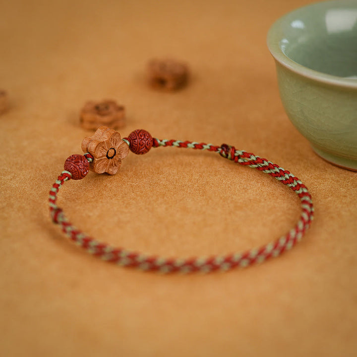 Bracelet de cheville en bois de pêcher et petites fleurs de pêcher en cinabre avec Buddha Stones