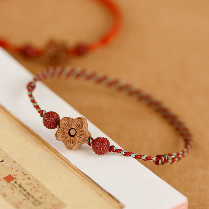 Bracelet de cheville en bois de pêcher et petites fleurs de pêcher en cinabre avec Buddha Stones