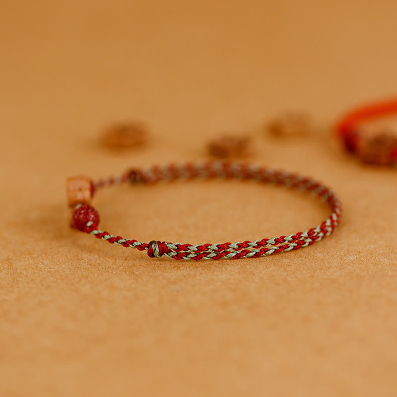 Bracelet de cheville en bois de pêcher et petites fleurs de pêcher en cinabre avec Buddha Stones