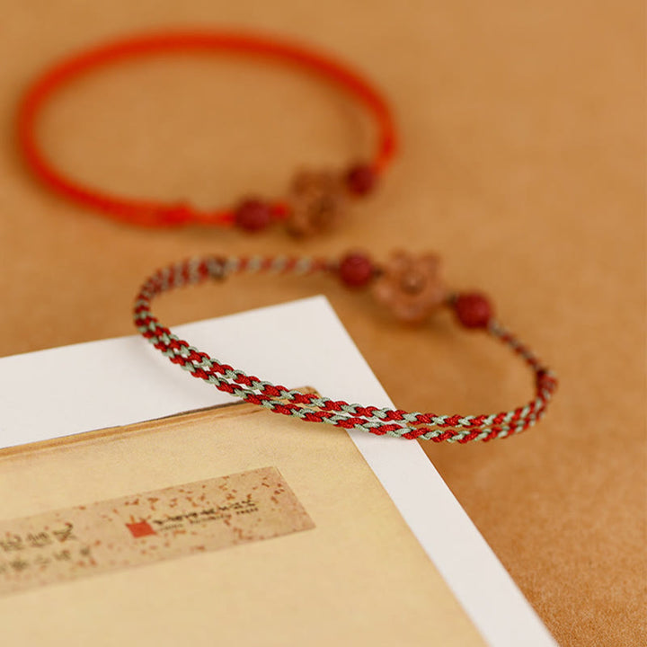 Bracelet de cheville en bois de pêcher et petites fleurs de pêcher en cinabre avec Buddha Stones