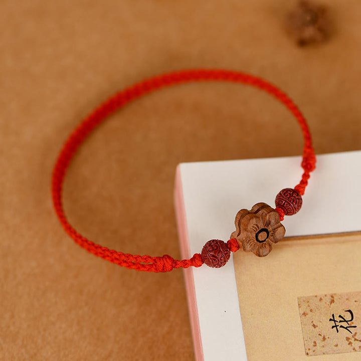 Bracelet de cheville en bois de pêcher et petites fleurs de pêcher en cinabre avec Buddha Stones