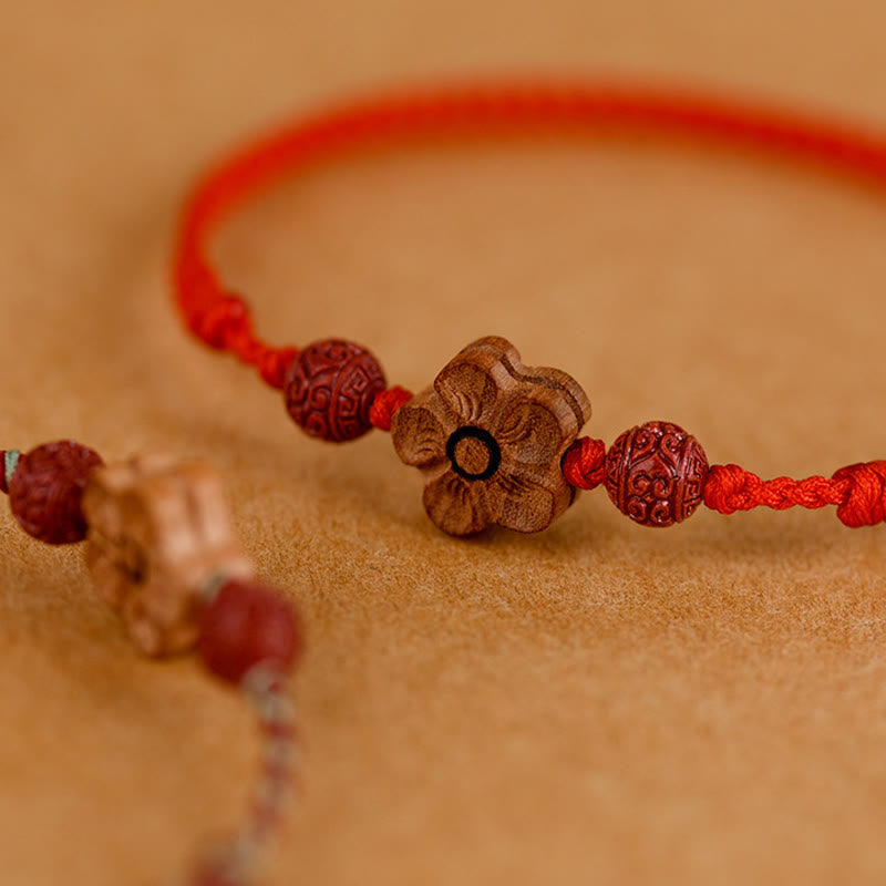 Bracelet de cheville en bois de pêcher et petites fleurs de pêcher en cinabre avec Buddha Stones