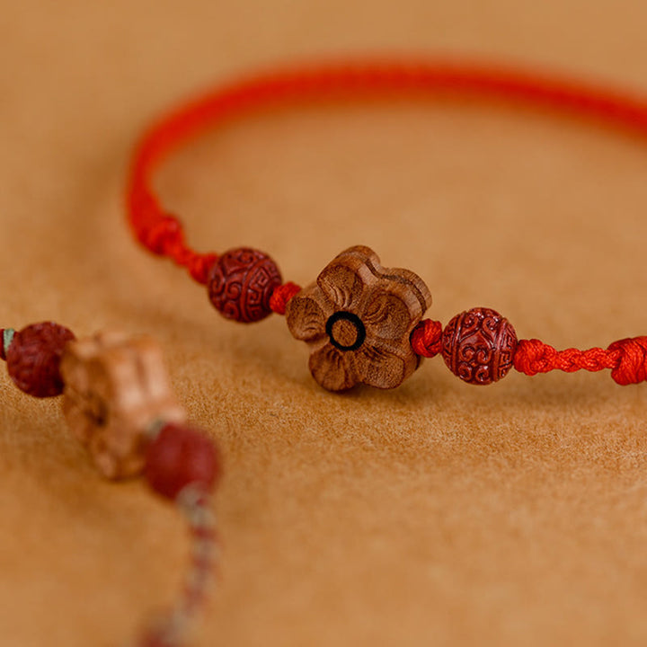 Bracelet de cheville en bois de pêcher et petites fleurs de pêcher en cinabre avec Buddha Stones