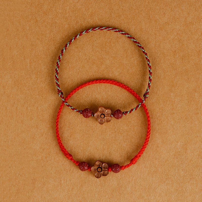 Bracelet de cheville en bois de pêcher et petites fleurs de pêcher en cinabre avec Buddha Stones