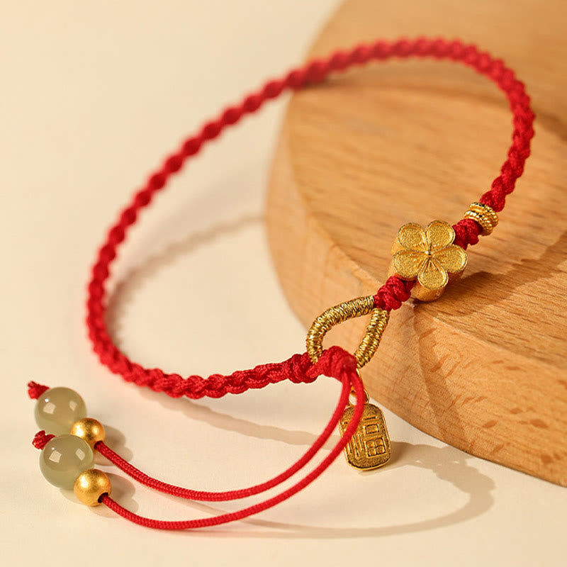 Bracelet porte-bonheur en Buddha Stones Hetian avec petites fleurs de pêcher et breloque en forme de personnage Fu