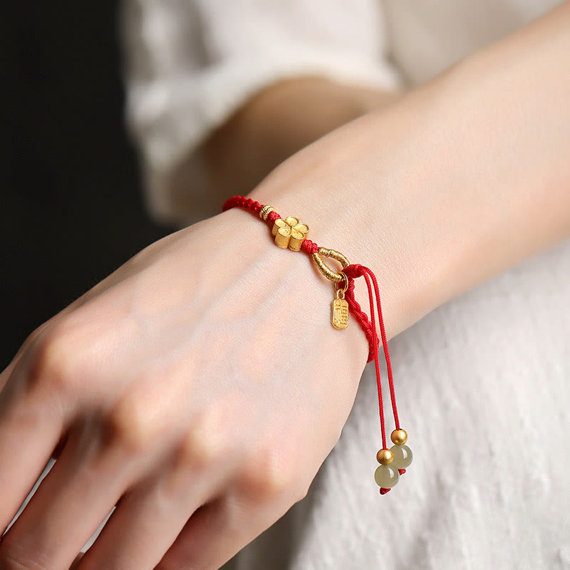 Bracelet porte-bonheur en Buddha Stones Hetian avec petites fleurs de pêcher et breloque en forme de personnage Fu
