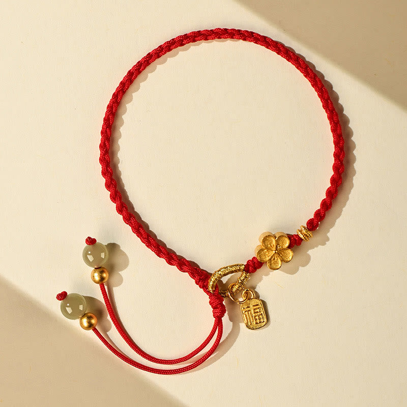 Bracelet porte-bonheur en Buddha Stones Hetian avec petites fleurs de pêcher et breloque en forme de personnage Fu