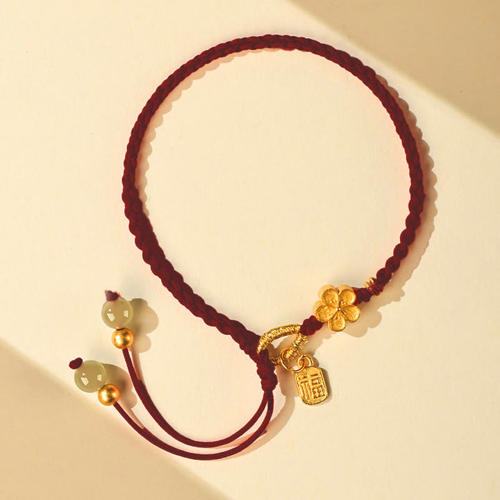 Bracelet porte-bonheur en Buddha Stones Hetian avec petites fleurs de pêcher et breloque en forme de personnage Fu