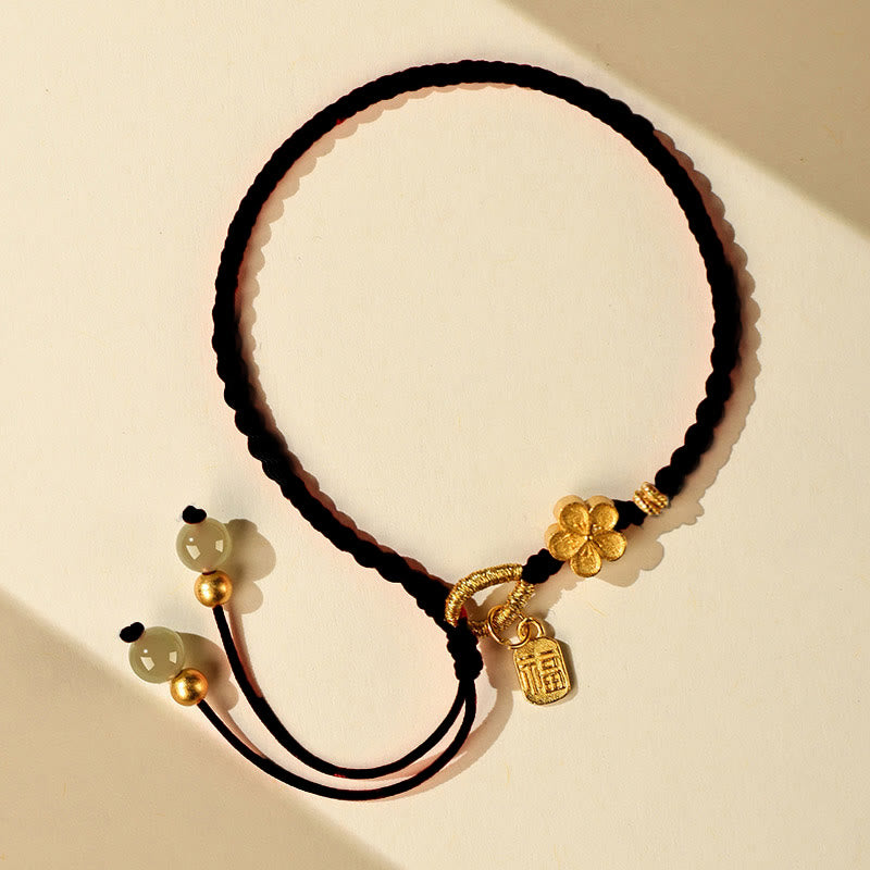 Bracelet porte-bonheur en Buddha Stones Hetian avec petites fleurs de pêcher et breloque en forme de personnage Fu