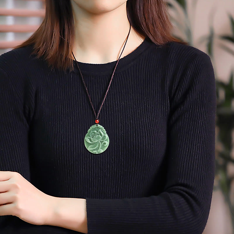 Collier pendentif en corde avec Buddha Stones rondes en jade à motif de lotus pour l'abondance et la prospérité