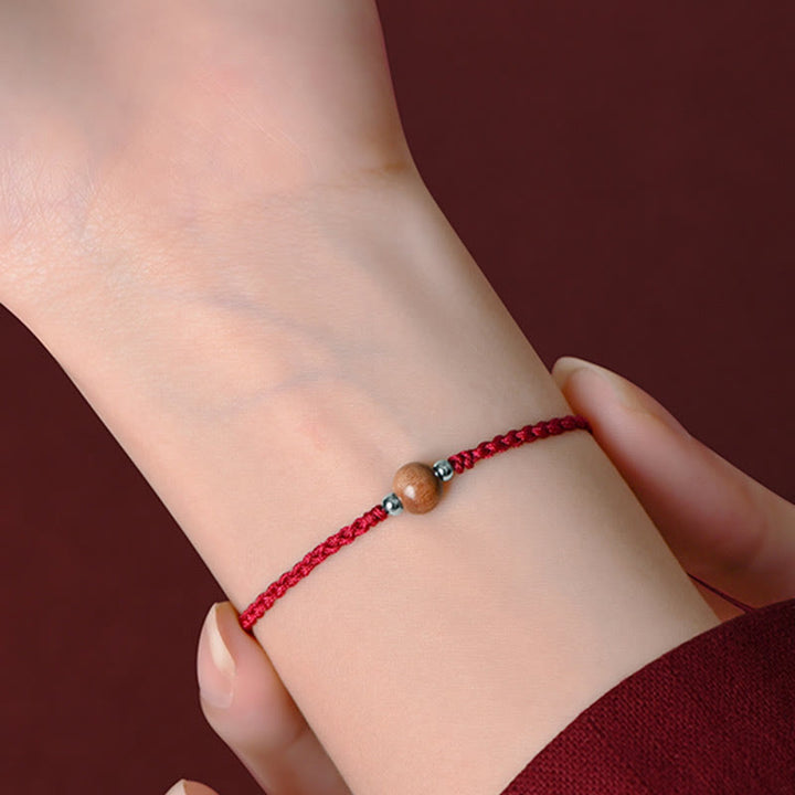 Bracelet de cheville tressé en perles de bois de pêcher naturelles de Buddha Stones