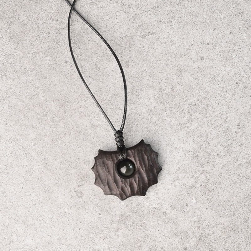 Collier pendentif en obsidienne en bois d'ébène et Buddha Stones de forme irrégulière pour la paix et le calme