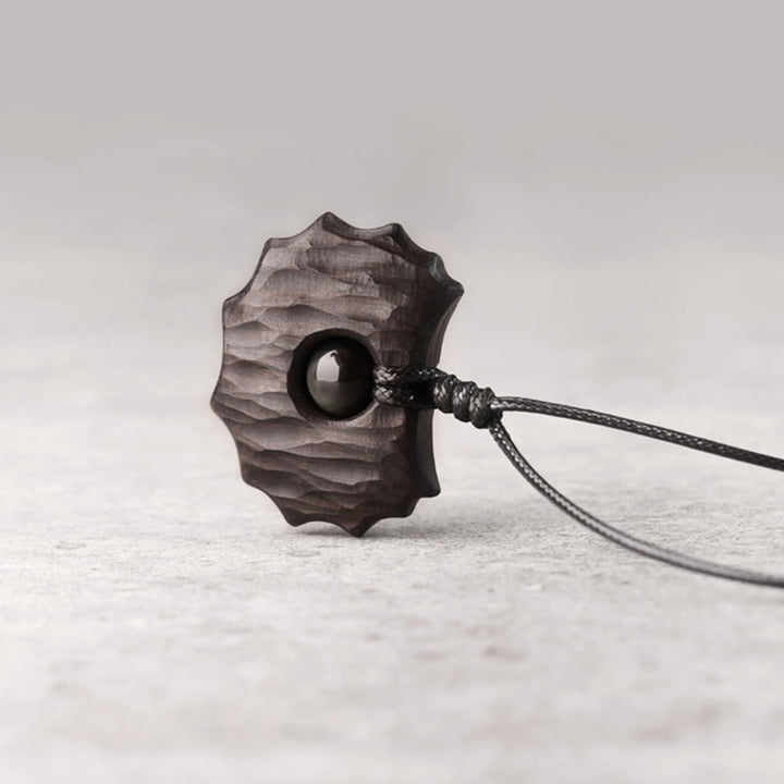 Collier pendentif en obsidienne en bois d'ébène et Buddha Stones de forme irrégulière pour la paix et le calme