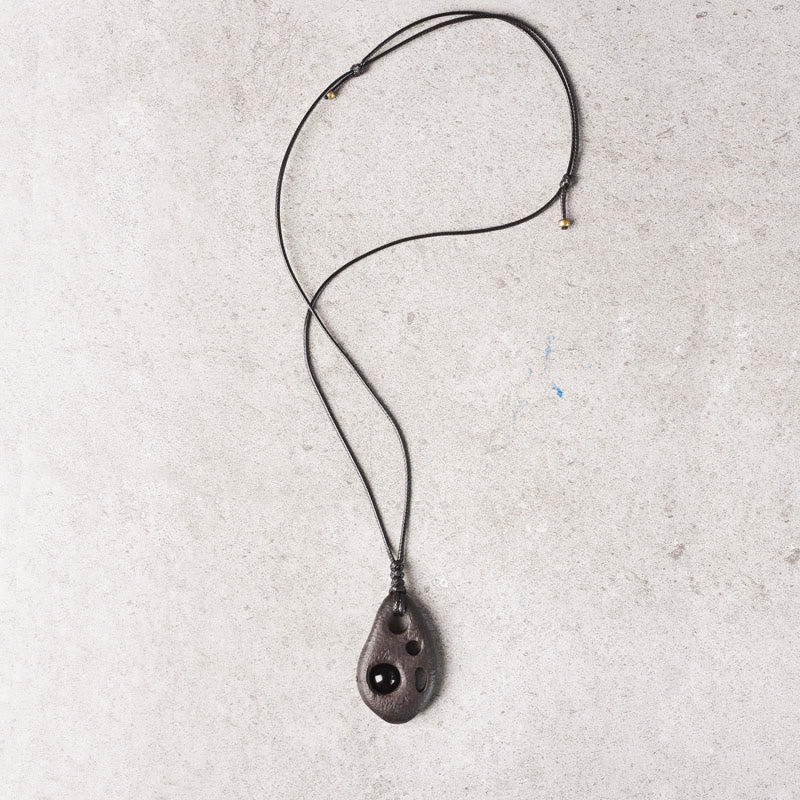 Collier pendentif en obsidienne creuse avec Buddha Stones en bois d'ébène et incrustations de paix et de calme
